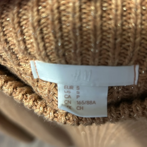 H&M Warm in great condition sweater! Perfect for fall - Picture 3 of 4